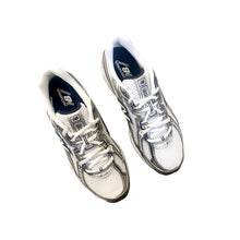 Carica l'immagine nel visualizzatore di Gallery, New Balance 740