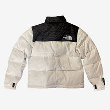 Carica l&#39;immagine nel visualizzatore di Gallery, The North Face W Nuptse Jkt
