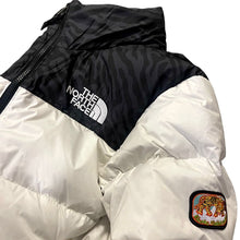 Carica l&#39;immagine nel visualizzatore di Gallery, The North Face W Nuptse Jkt
