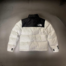 Carica l&#39;immagine nel visualizzatore di Gallery, The North Face Nuptse
