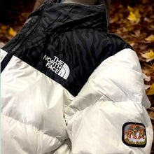 Carica l&#39;immagine nel visualizzatore di Gallery, The North Face Nuptse
