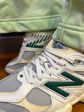 Carica l&#39;immagine nel visualizzatore di Gallery, New Balance 9060
