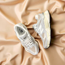 Carica l'immagine nel visualizzatore di Gallery, New Balance 9060
